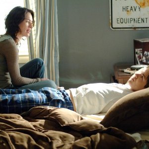 Lena Headey e Thomas Dekker in un momento tranquillo del Pilot di Sarah Connor Chronicles