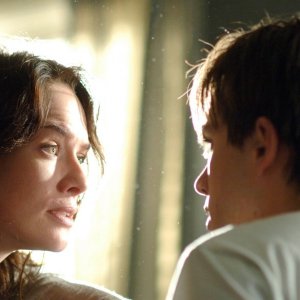 Lena Headey e Thomas Dekker in una scena del Pilot di Sarah Connor Chronicles