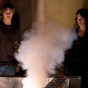 Lena Headey e Thomas Dekker in una scena di 'The Demon Hand', settimo episodio di Sarah Connor Chronicles