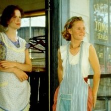 Mary Stuart Masterson e Mary-Louise Parker in una sequenza di Pomodori verdi fritti alla fermata del treno