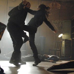 Summer Glau impegnata in combattimento in 'Gnothi Seauton', secondo episodio di Sarah Connor Chronicles