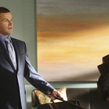 Jonny Lee Miller e Julie Gonzalo discutono nell'episodio Freedom di Eli Stone