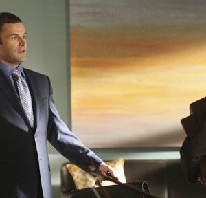 Jonny Lee Miller e Julie Gonzalo discutono nell'episodio Freedom di Eli Stone