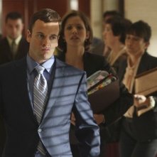 Jonny Lee Miller e Julie Gonzalo in una scena di gruppo  dell'episodio Freedom di Eli Stone