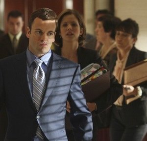 Jonny Lee Miller e Julie Gonzalo in una scena di gruppo  dell'episodio Freedom di Eli Stone