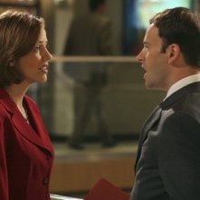 Jonny Lee Miller e Julie Gonzalo nell'episodio Freedom di Eli Stone