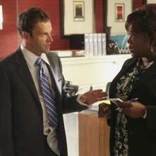 Jonny Lee Miller e Loretta Devine nell'episodio Freedom di Eli Stone