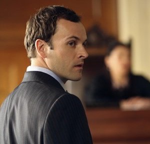 Jonny Lee Miller impegnato in tribunale nel Pilot di Eli Stone