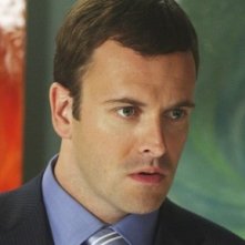 Jonny Lee Miller in una scena dell'episodio Freedom di Eli Stone