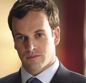 Un primo piano di Jonny Lee Miller nel Pilot di Eli Stone