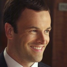 Un primo piano di Jonny Lee Miller nell'episodio Freedom di Eli Stone