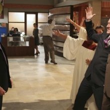 Victor Garber canta per Jonny Lee Miller in una scena dell'episodio Freedom di Eli Stone