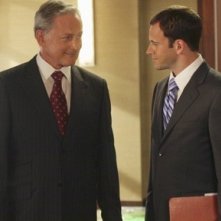 Victor Garber e Jonny Lee Miller a colloquio nell'episodio Freedom di Eli Stone