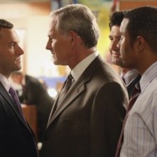 Victor Garber e Jonny Lee Miller in una scena di gruppo dell'episodio Freedom di Eli Stone