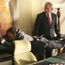 Victor Garber e Jonny Lee Miller nell'episodio Freedom di Eli Stone