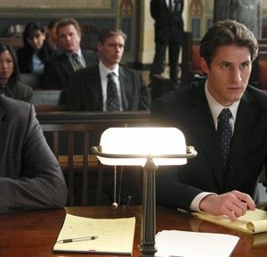 Victor Garber e Sam Jaeger in una scena del pilot di Eli Stone