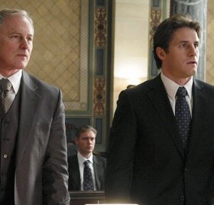 Victor Garber e Sam Jaeger nel pilot di Eli Stone