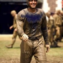 George Clooney coperto di fango in una scena di In amore, niente regole