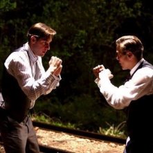 George Clooney & John Krasinski in una scena di IN AMORE, NIENTE REGOLE