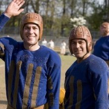 John Krasinski & George Clooney in una scena di IN AMORE, NIENTE REGOLE