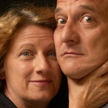 Claudio Bisio con Angela Finocchiaro in una scena del film Amore, bugie e calcetto