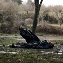 Daniel Auteuil sotto la pioggia in una scena de L'ultima missione