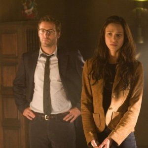 Jessica Alba insieme ad Alessandro Nivola in una scena del film The Eye