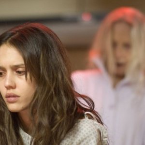 Jessica Alba in una sequenza inquietante del film The Eye