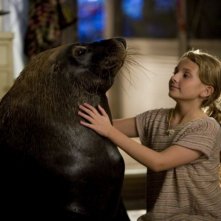 Abigail Breslin con la sua amica foca in una scena del film Alla ricerca dell'isola di Nim.
