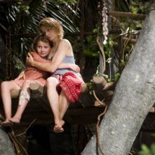 Abigail Breslin con Jodie Foster in una scena del film Alla ricerca dell'isola di Nim.
