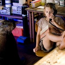 Abigail Breslin al telefono in una scena del film Alla ricerca dell'isola di Nim.