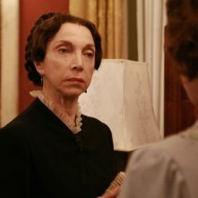 Cristiana Capotondi (di spalle) e Mariangela Melato in una scena di 'Rebecca, la prima moglie'