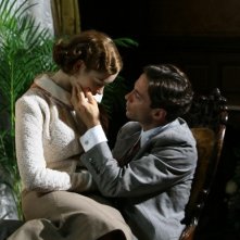 Cristiana Capotondi e Alessio Boni in una scena romantica di 'Rebecca, la prima moglie'