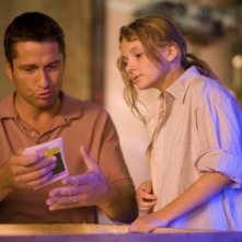 Gerard Butler e Abigail Breslin in una sequenza del film Alla ricerca dell'isola di Nim.