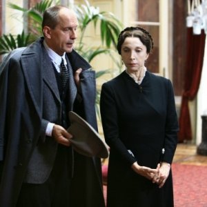 Mariangela Melato e Tomas Arana in una scena di 'Rebecca, la prima moglie'