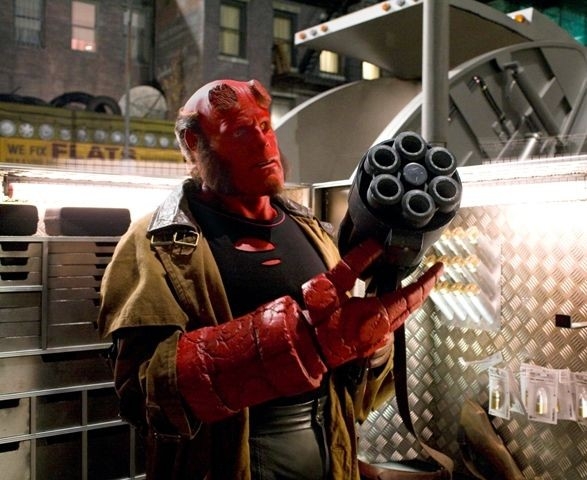 Ron Perlman nei panni di Hellboy in una scena di Hellboy - The Golden Army