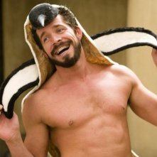 Sean Maguire con il cappello-pinguino in una scena del film 3ciento - Chi l'ha duro... la vince