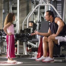 Dwayne Johnson e Madison Pettis in una scena del film Cambio di gioco