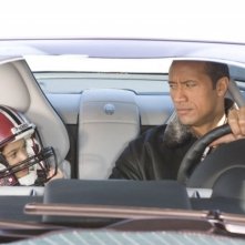 Dwayne Johnson e Madison Pettis in una divertente scena del film Cambio di gioco
