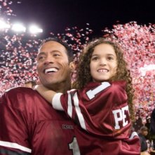 The Rock e Madison Pettis in una scena del film Cambio di gioco (The Game Plan, 2007)