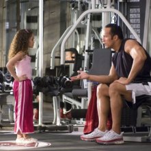 Dwayne 'The Rock' Johnson e Madison Pettis in una sequenza del film Cambio di gioco