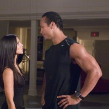 Dwayne Johnson e Roselyn Sanchez in una sequenza del film Cambio di gioco