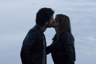 Elisabetta Canalis e Alessandro Siani in una sequenza d'amore del film La seconda volta non si scorda mai