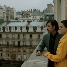 Jason Schwartzman e Natalie Portman in una scena de Il treno per il Darjeeling