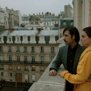Jason Schwartzman e Natalie Portman in una scena de Il treno per il Darjeeling