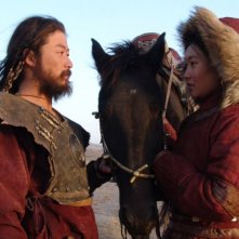 Tadanobu Asano e Khulan Chuluun in una scena del film Mongol