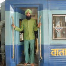 Waris Ahluwalia in una scena de Il treno per il Darjeeling