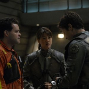Aaron Douglas, Grace Park e Michael Trucco in una scena dell'episodio 'He Who Believeth in Me' della quarta stagione di Battlestar Galactica