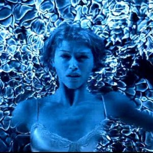 Adrianne Palicki mentre interpreta Jessica, la fidanzata di Sam nella serie Supernatural.