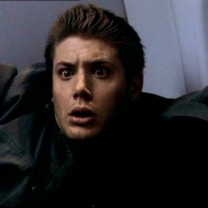 Dean, interpretato da Jensen Ackels, può finalmente rilassarsi dopo il panico provato mentre l'aero stava precipitando in 'Il fantasma dell'aria'